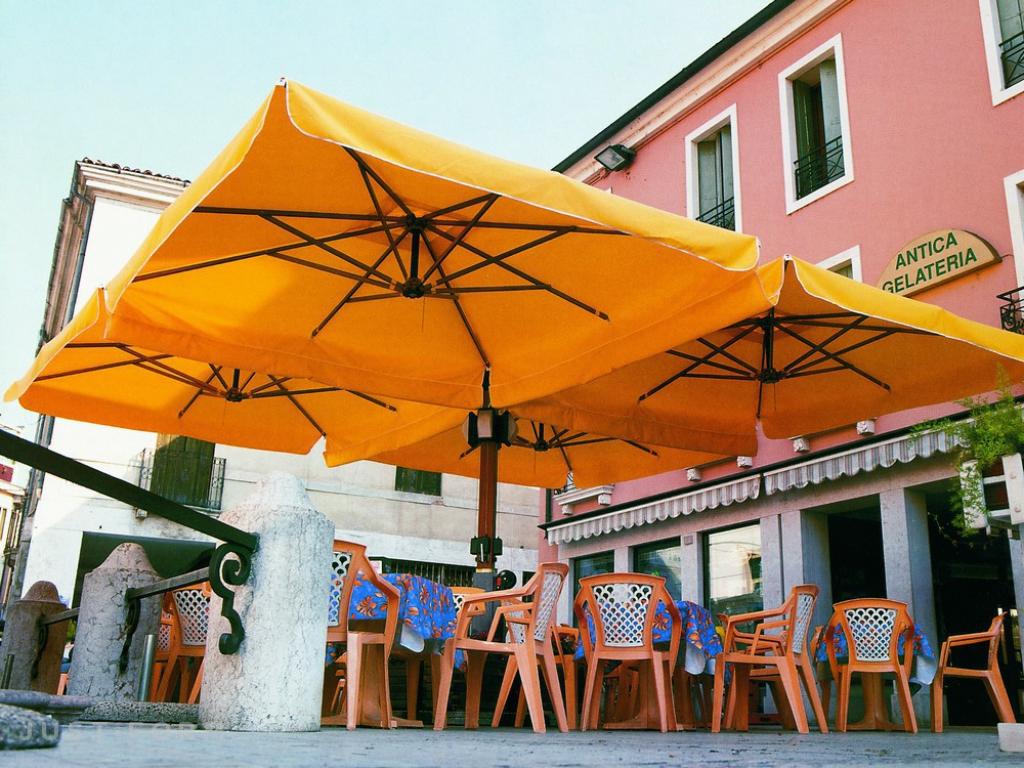 Уличные кафе купить. Зонты летнего кафе Эвиана. Зонт четырехкупольный. Зонтики для летнего кафе. Зонт уличный.